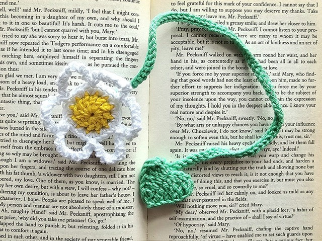 Crochet 3D Daisy and leaf bookmark