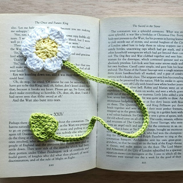 Crochet Daisy & leaf bookmark