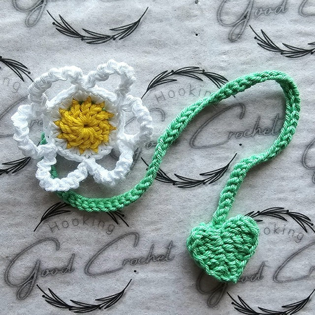 Crochet 3D Daisy and leaf bookmark